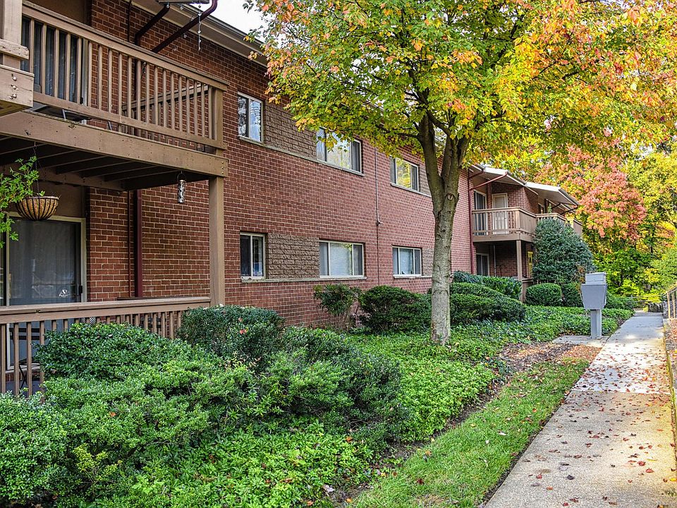 2nd image of 27 Montrose Manor Ct