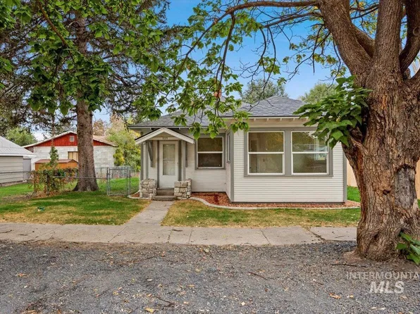 325 Nebraska St, Gooding, ID 83330