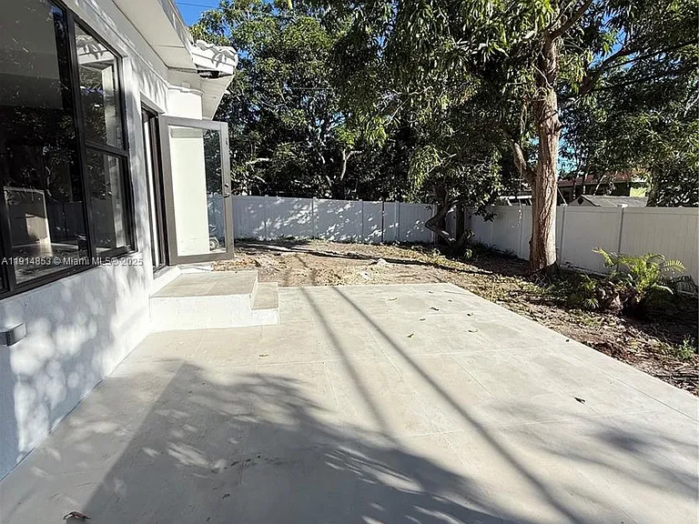 12615 N Miami Ave — Photo 48