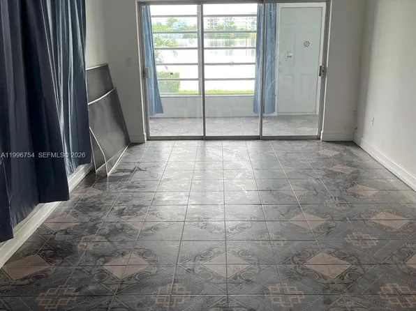 285 NE 191st St, Miami, FL