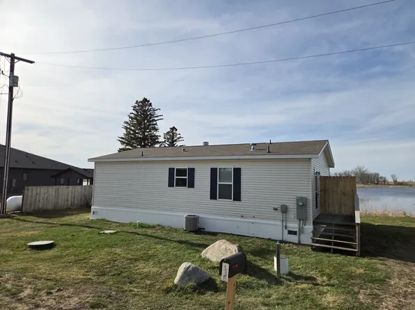 138 E Lake Dr, Ellendale, ND 58436