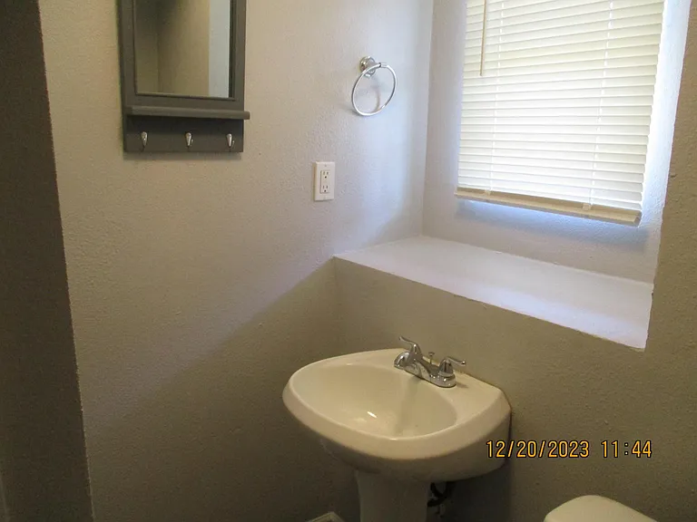 910 37th St #2 — Photo 8