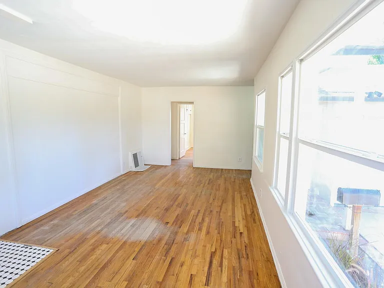 19422 Archwood St — Photo 38
