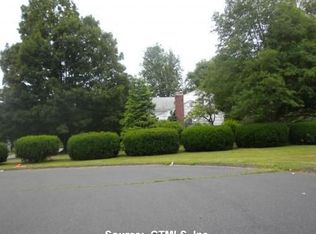2 Briar Ln, Bloomfield, CT 06002