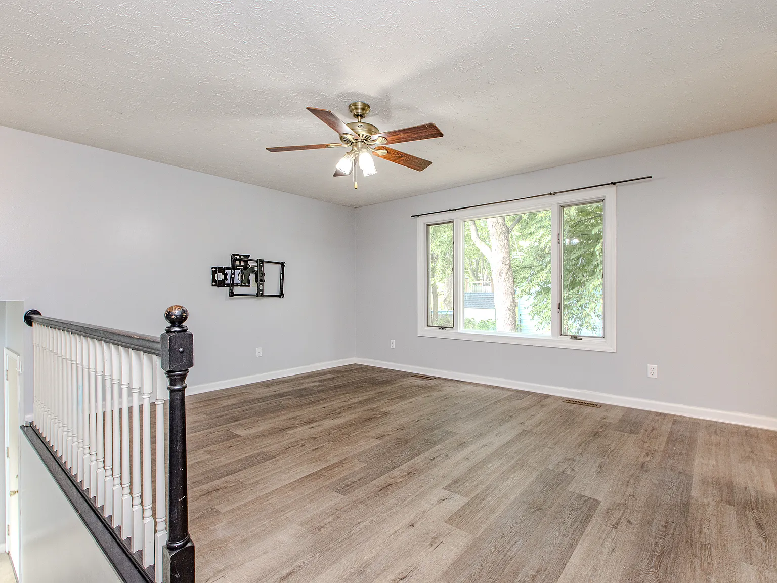4 bed, 2160 sqft, $2,100 — Photo 3