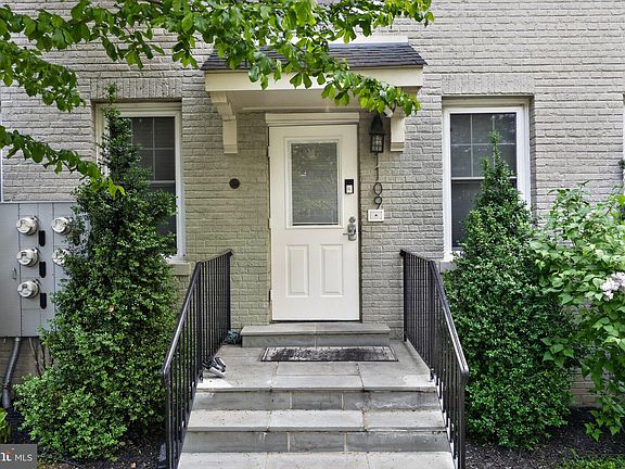 2nd image of 1109 Holbrook Ter NE APT 1