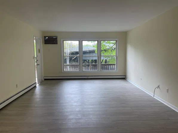 5 Gerald Dr, Poughkeepsie, NY 12601