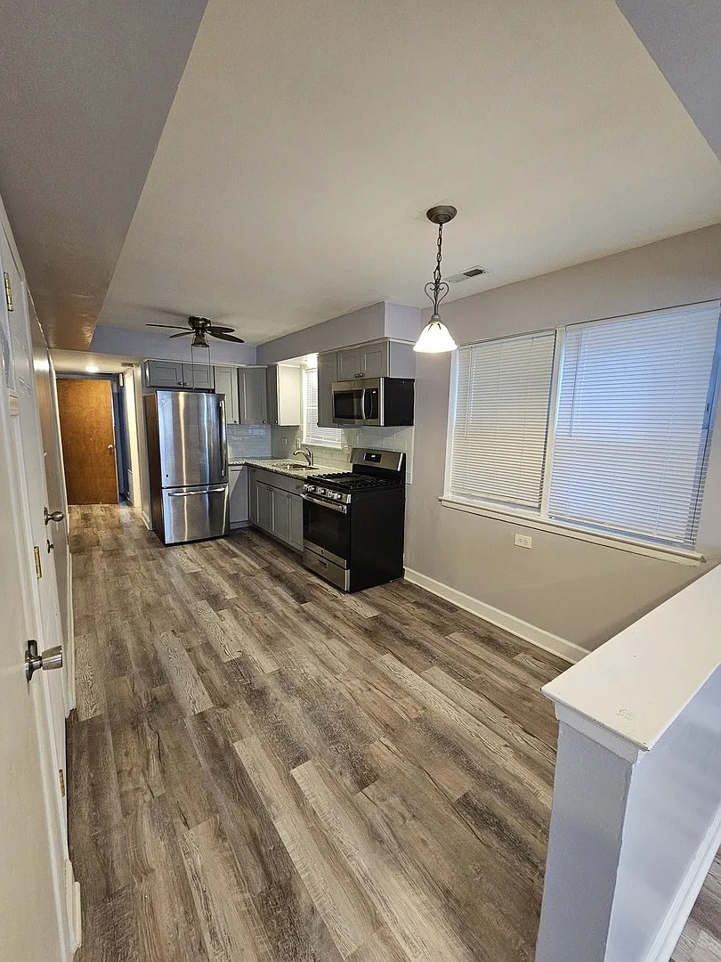 2 bed, 950 sqft, $1,700 — Photo 2