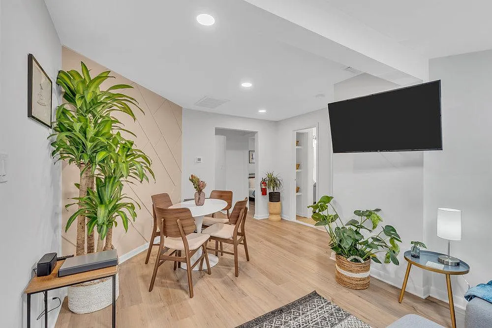 2 bed, 700 sqft, $2,250 — Photo 1