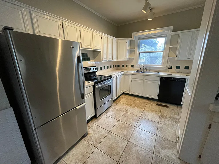 1335 E 18th St — Photo 9