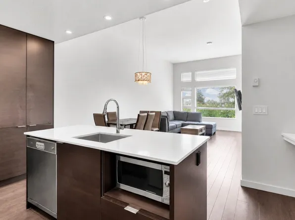 1677 Lloyd Ave #508, North Vancouver, BC V7P 0B1