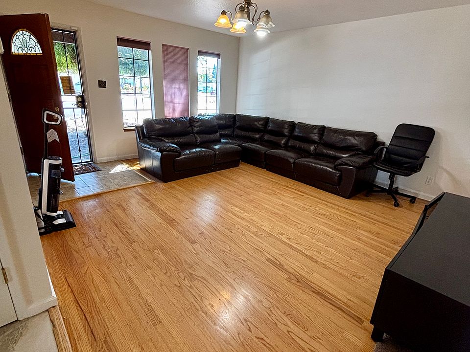 living room, sectional sofa can stay