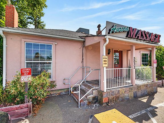 3rd image of 2033 Marconi Ave