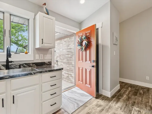 3328 S Vassar Rd, Burton, MI 48519
