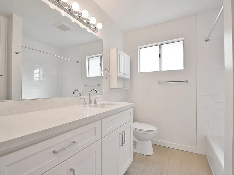 2302 Marshallfield Ln — Photo 10