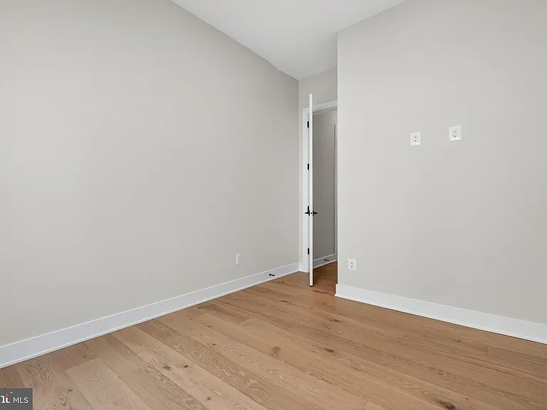881 N Manchester St — Photo 55