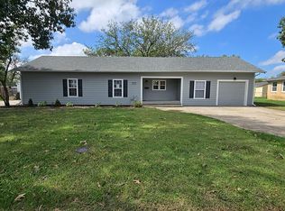 557 N Park Ave, Valley Center, KS 67147