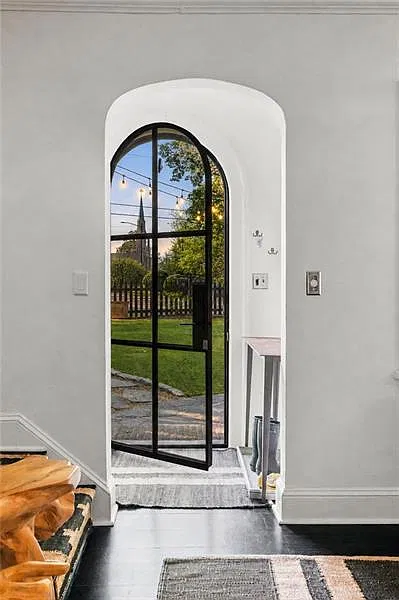 4 bed, 2.5 bath, 2618 sqft, $7,500 — Photo 3