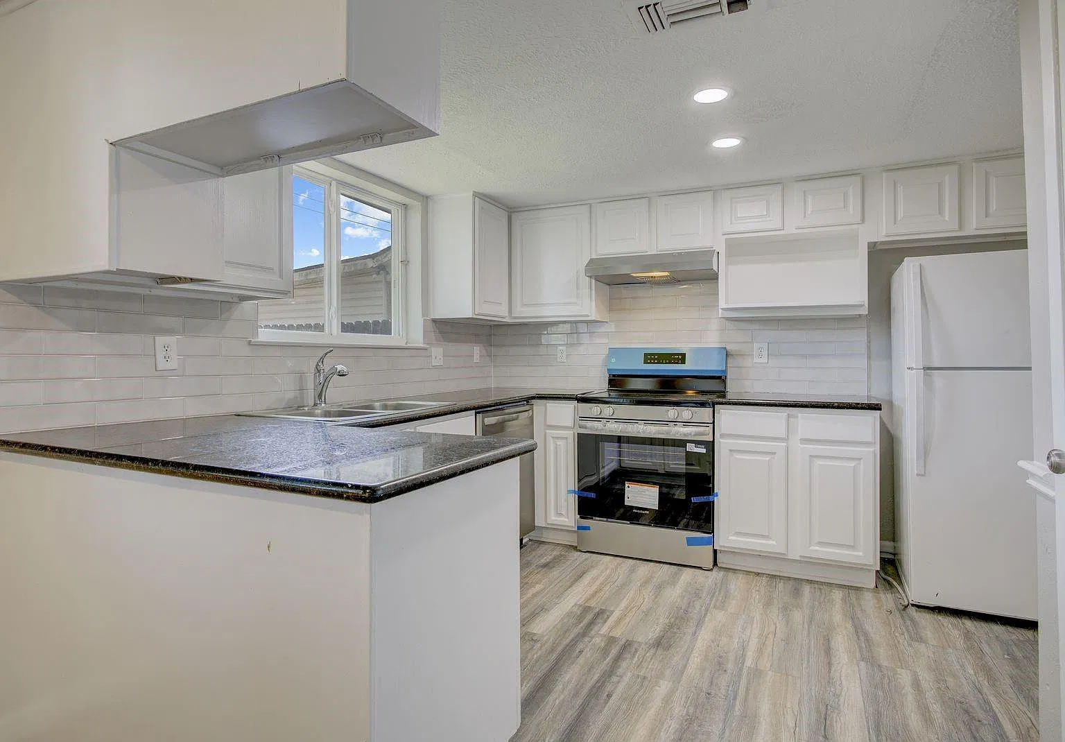 3 bed, 2.0 bath, 1296 sqft, $1,875 — Photo 2