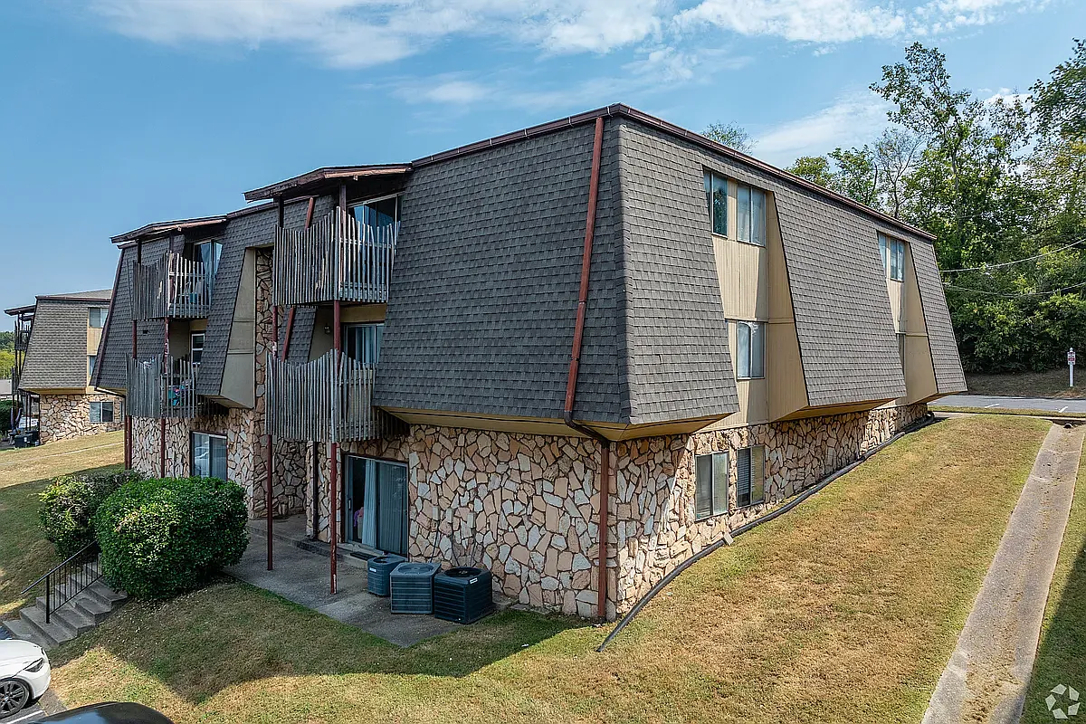 Hartford House Apartments — Photo 1