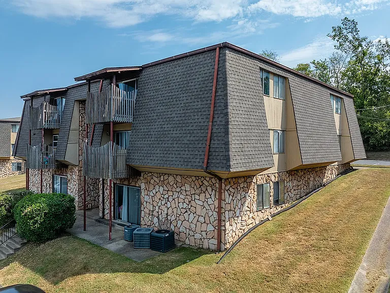 Hartford House Apartments — Photo 1