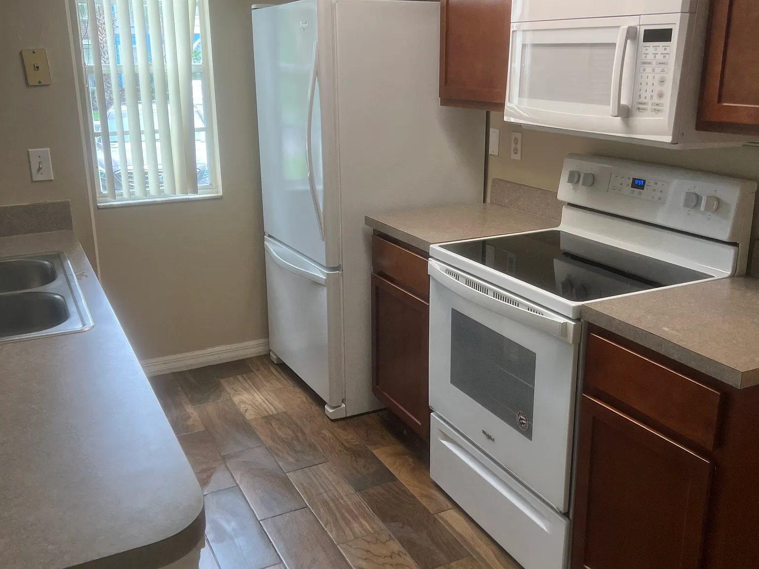 3 bed, 1301 sqft, $1,990 — Photo 3