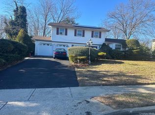 65 Landscape Dr, Wheatley Heights, NY 11798
