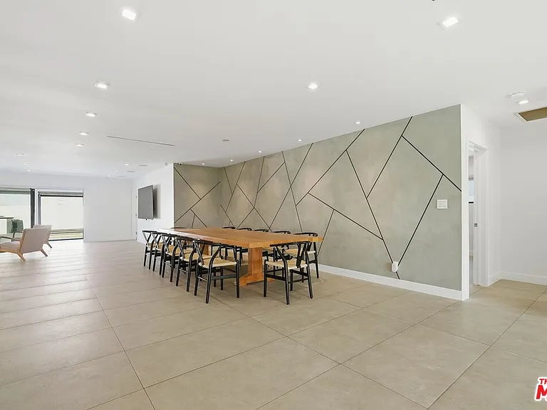 5735 Saloma Ave — Photo 11