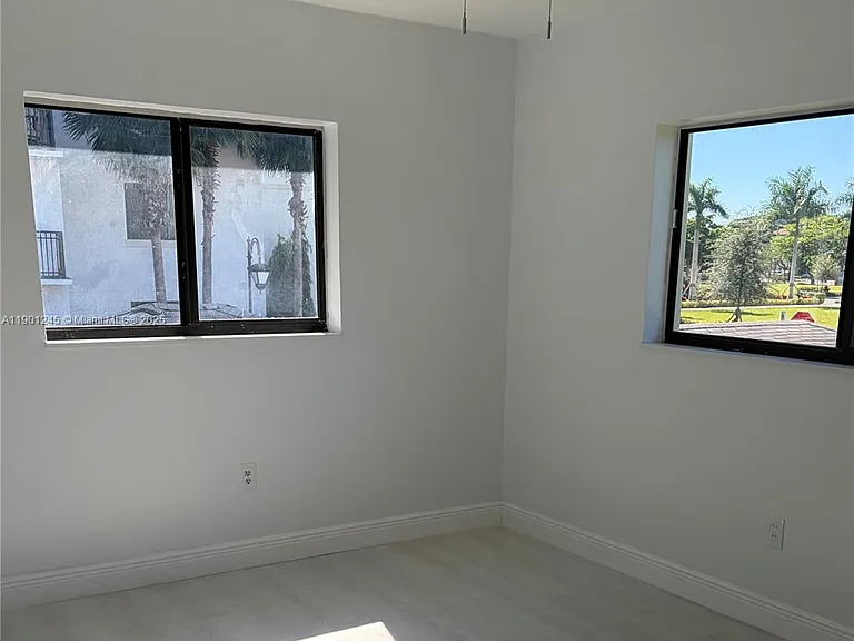 220 SW 7th St #8 — Photo 10