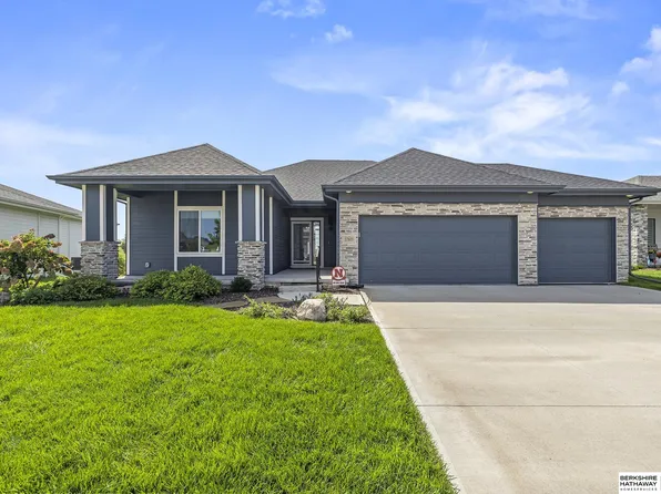 17605 Scott St, Bennington, NE 68007