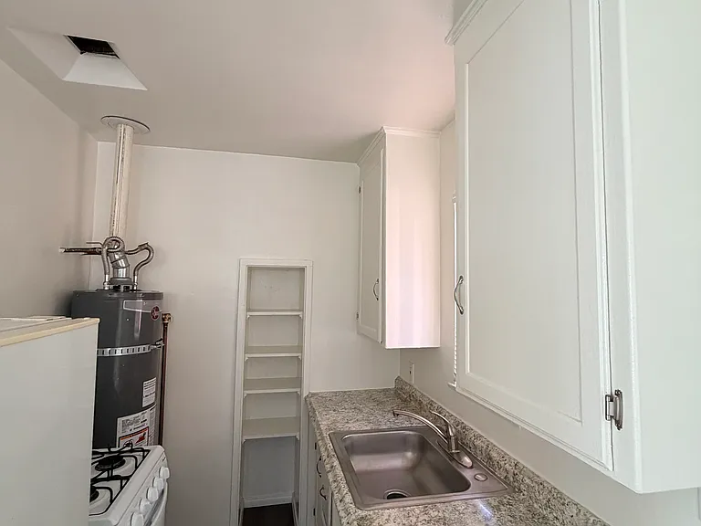 Sunset Park Apartments — Photo 28