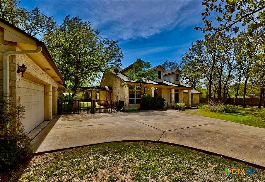 1st image of 105 Oak Plaza Dr