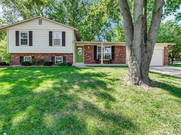 56 Country Creek Dr, Saint Peters, MO 63376