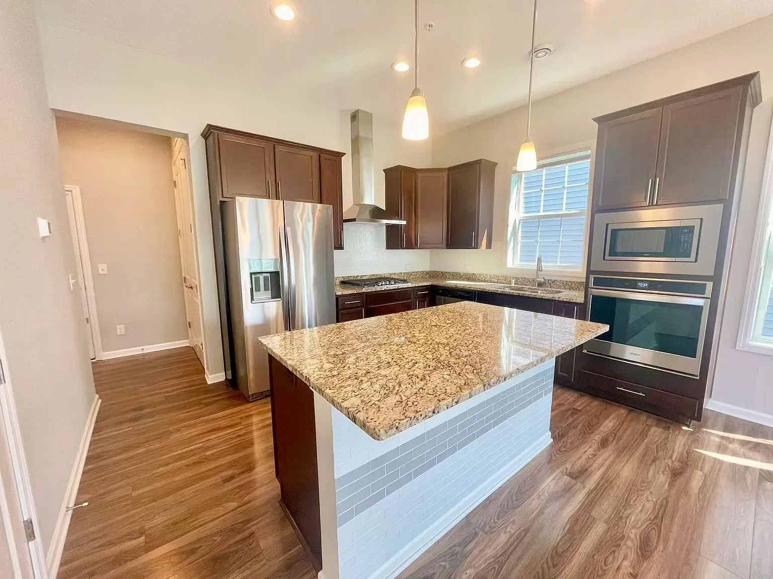 4 bed, 1896 sqft, $2,850 — Photo 2