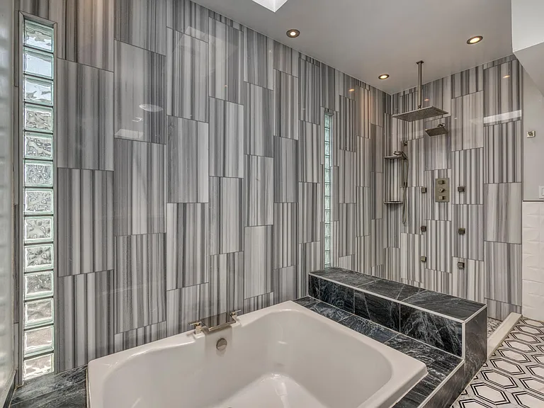 Soaking tub