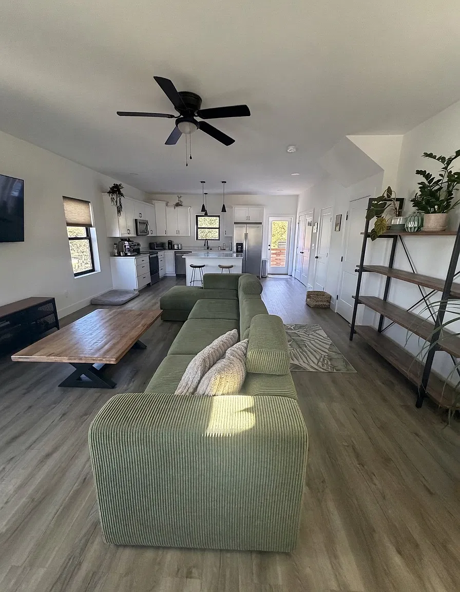 3 bed, 2.5 bath, 1370 sqft, $2,600 — Photo 2