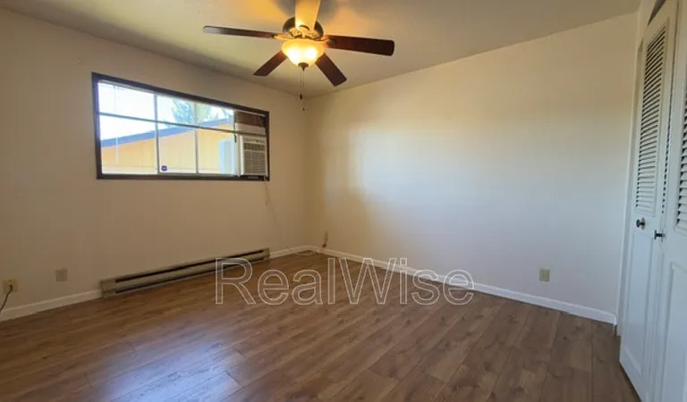 550 SE Center St — Photo 12