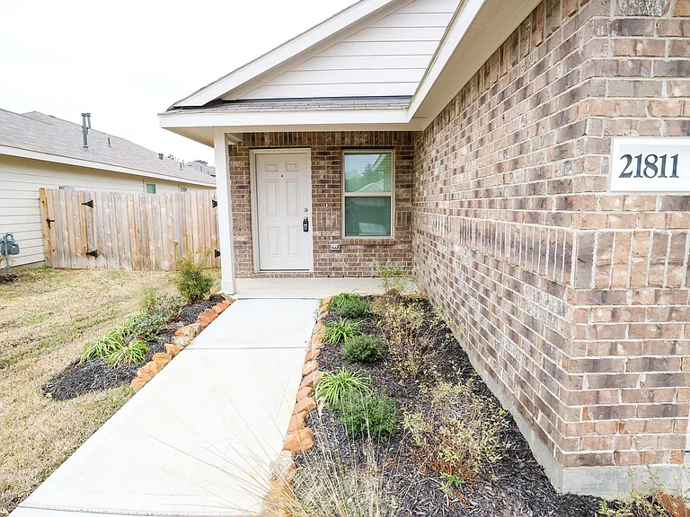 21811 Hickory Springs Ct — Photo 2
