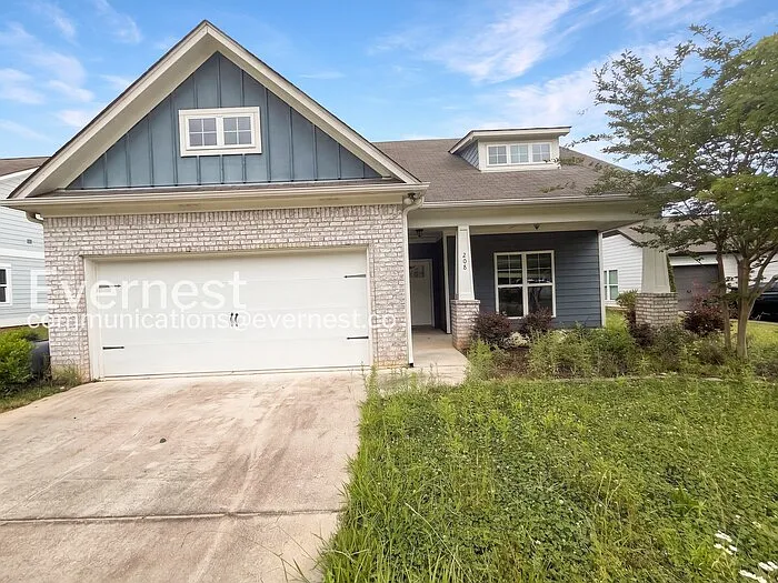 208 Hampton Dr — Photo 2