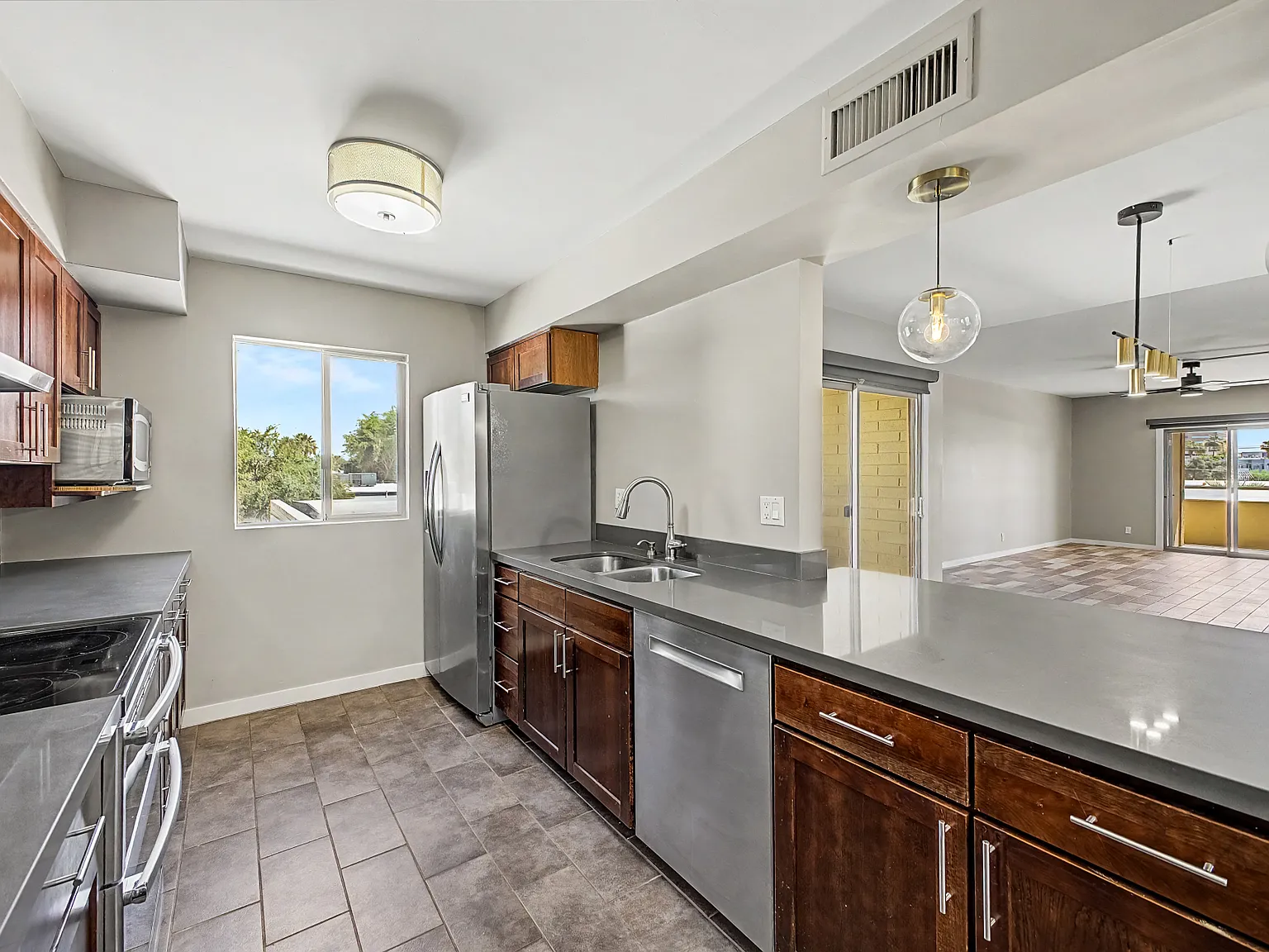 2 bed, 1374 sqft, $2,200 — Photo 1