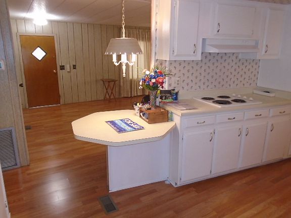 4th image of 2542 Radford Ave