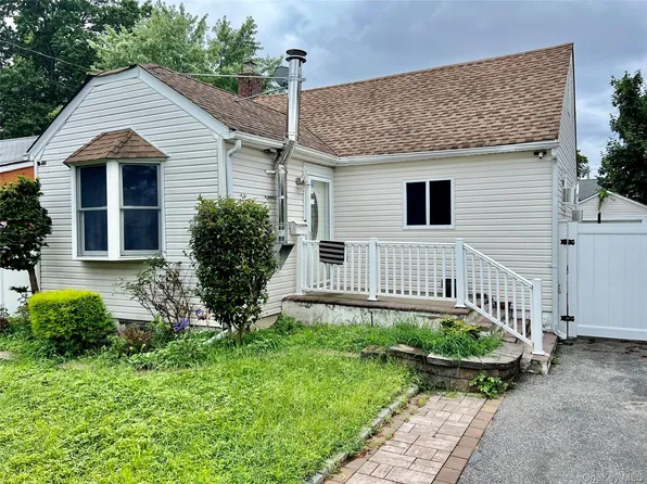 320 Maplegrove Avenue, Uniondale, NY 11553