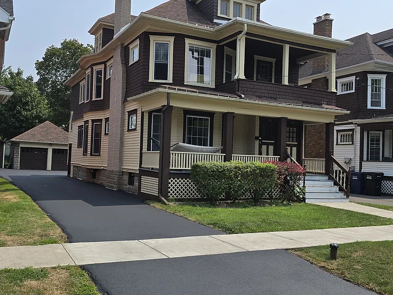 231 Roosevelt Ave — Photo 1