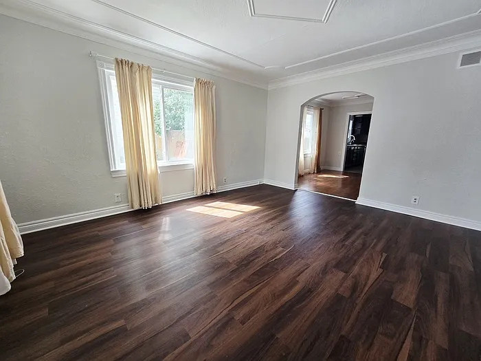 1037 Birchwood Ave — Photo 2