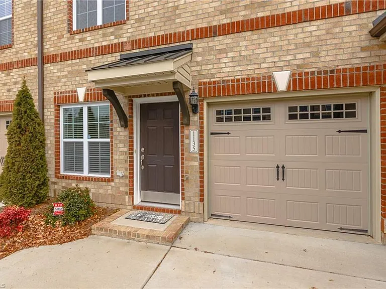 1135 Heritage Path Ln — Photo 3
