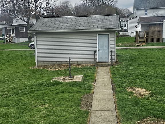 3rd image of 1100 N Sharpsville Ave