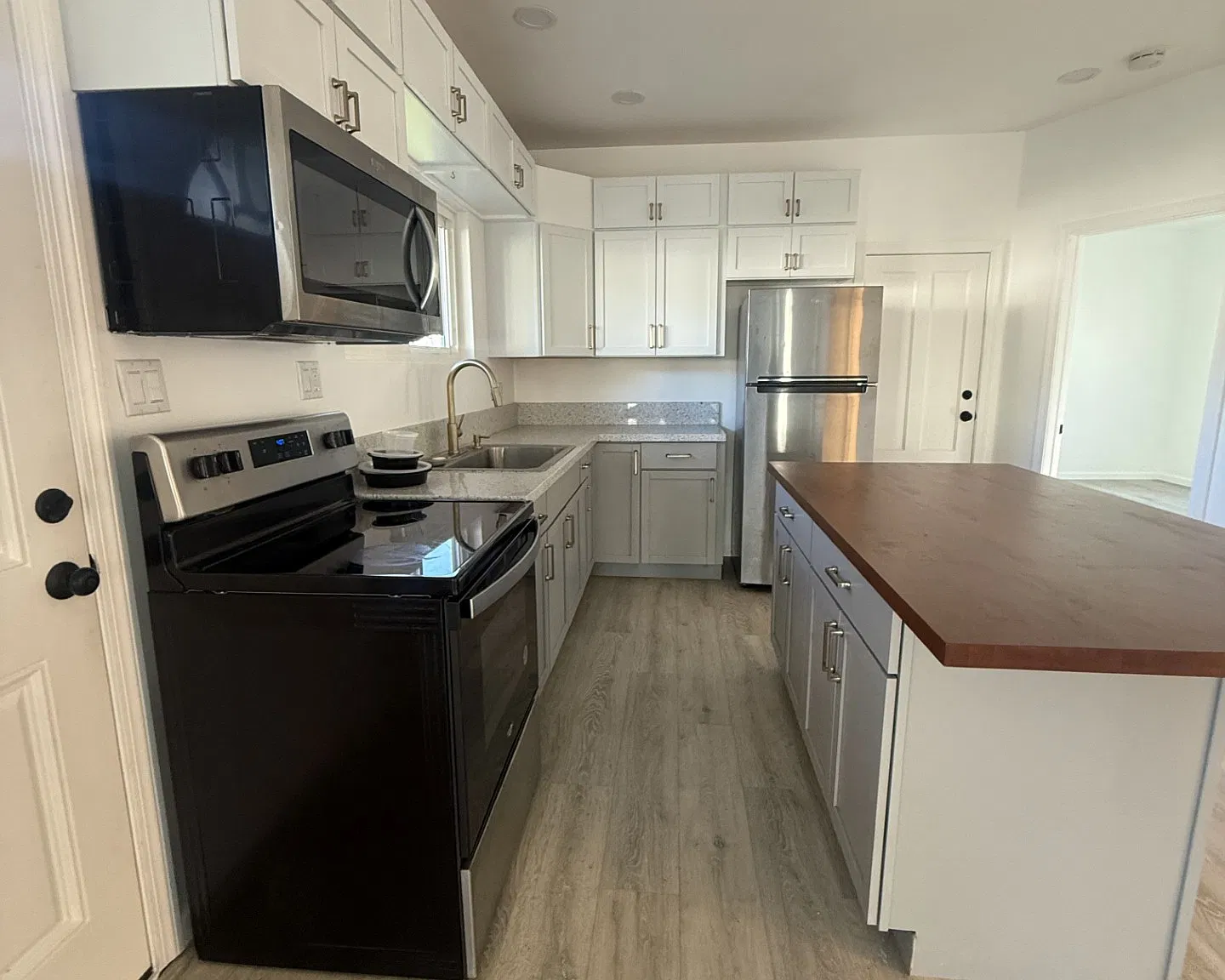 3 bed, 1.5 bath, 1150 sqft, $1,800 — Photo 2