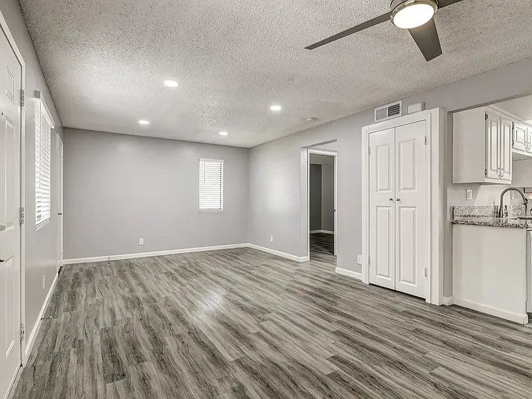Vista Springs Apartments — Photo 41