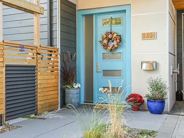 1704 Coronation Ave, Victoria, BC V8R 1X2