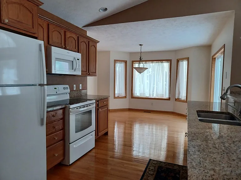 1695 Veterans Dr — Photo 4